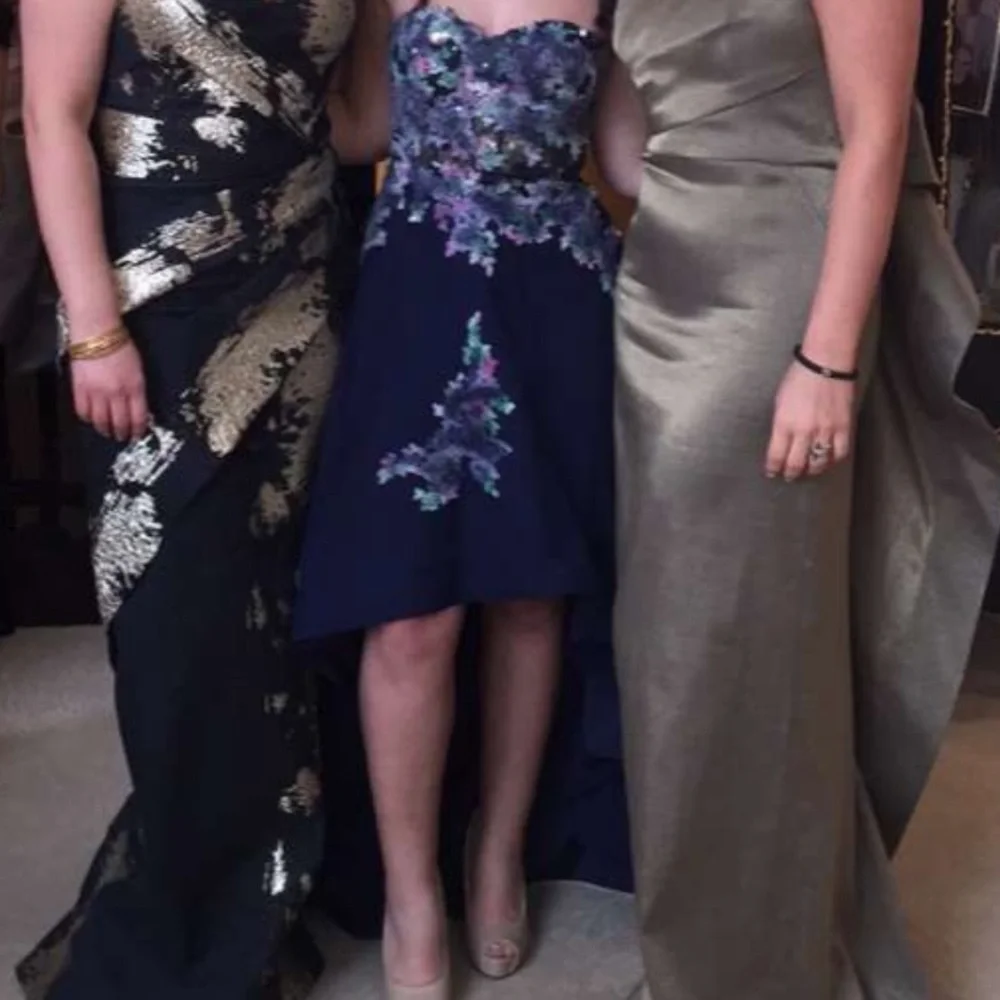! MIDDLE DRESS! - Picture 1 of 2